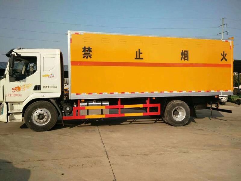 湖北程力柳汽乘龍9.99噸爆破器材運(yùn)輸車 (6)