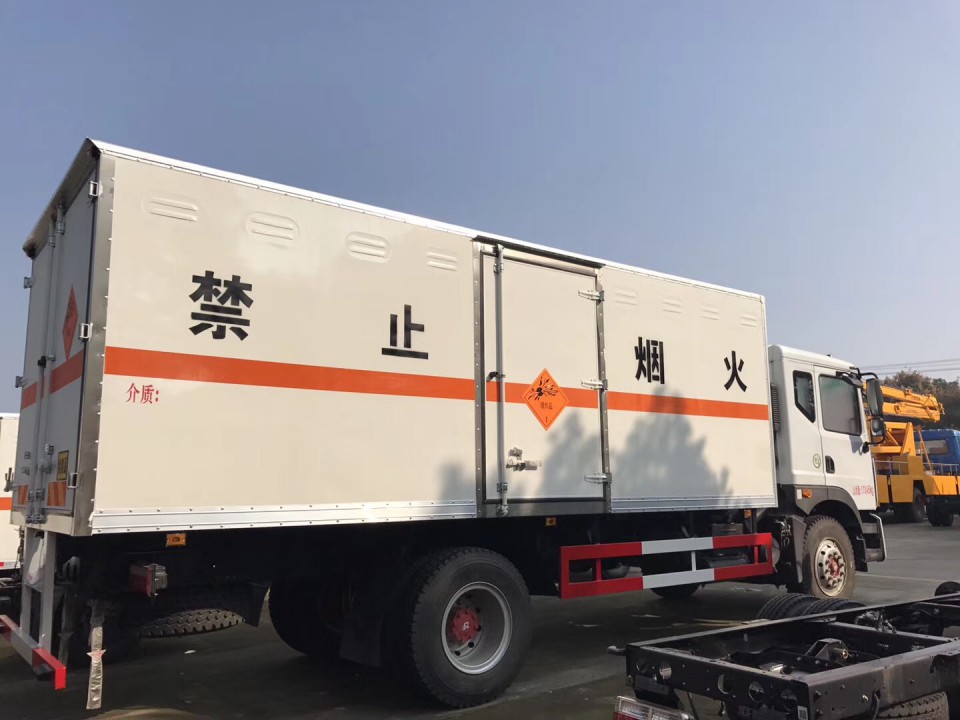 湖北程力東風(fēng)10噸爆破器材運輸車 (5)