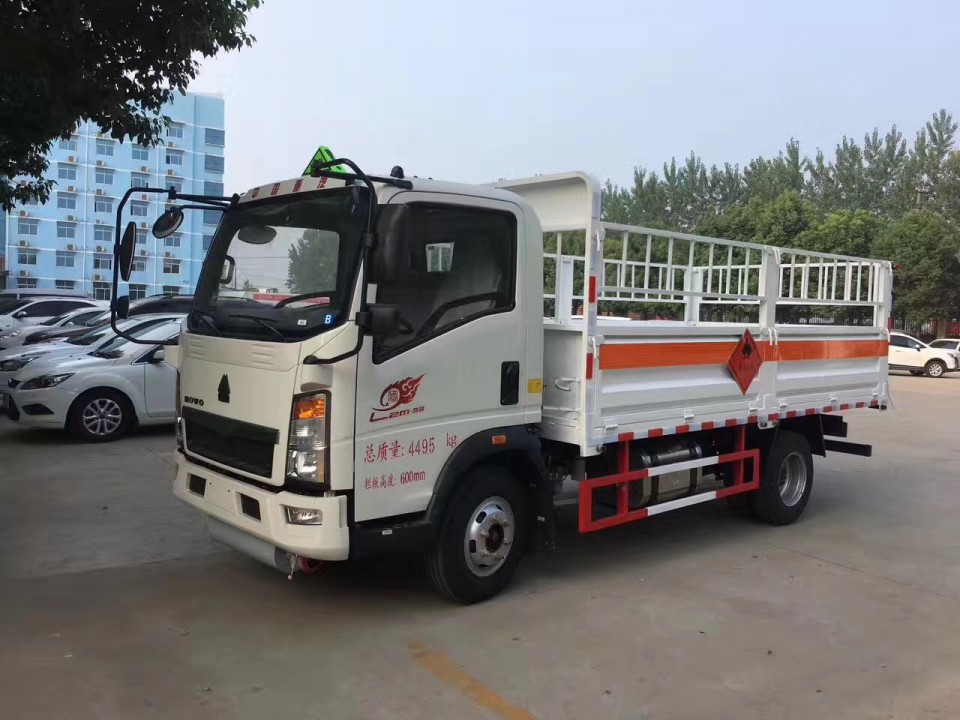 湖北程力重汽豪沃4米2氣瓶運輸車 (1)