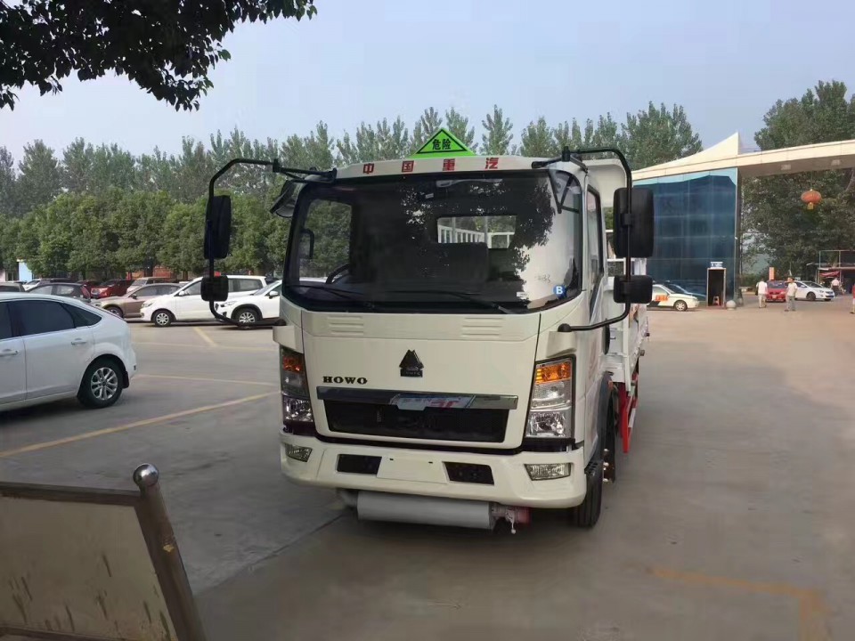 湖北程力重汽豪沃4米2氣瓶運輸車 (2)