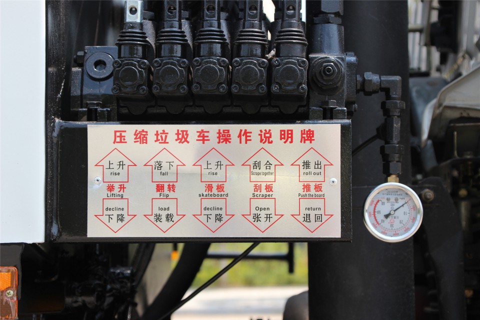 東風(fēng)御虎10-12立方程力壓縮垃圾車 (10)